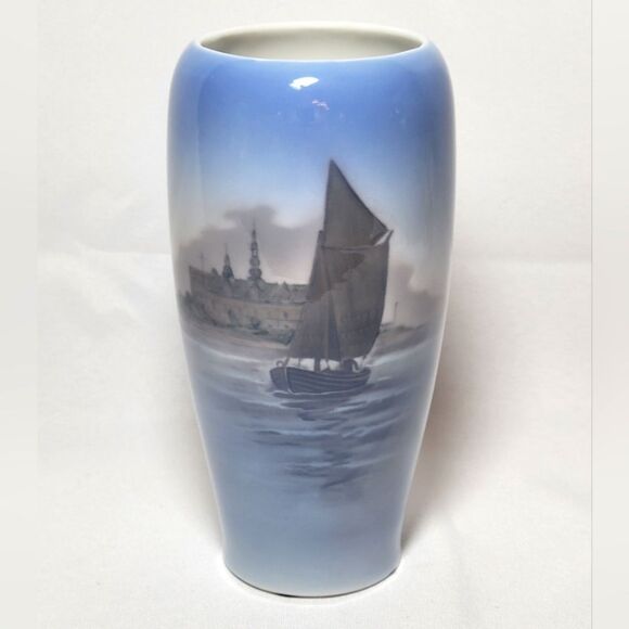 Royal Copenhagen Vase With The Castle Of Kronborg From Danish Porcelain - Picture 1 of 8